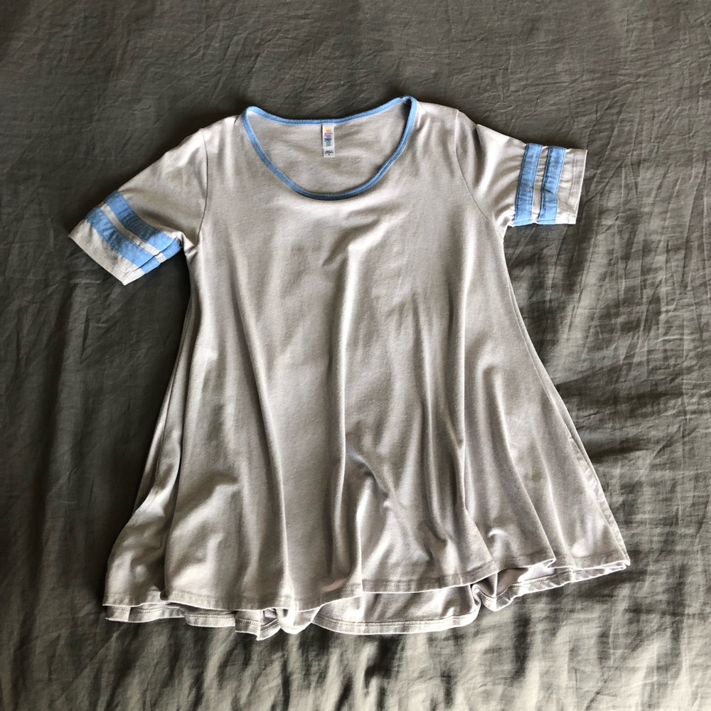 LuLaRoe Gray with Light Blue Outline Perfect T GUC